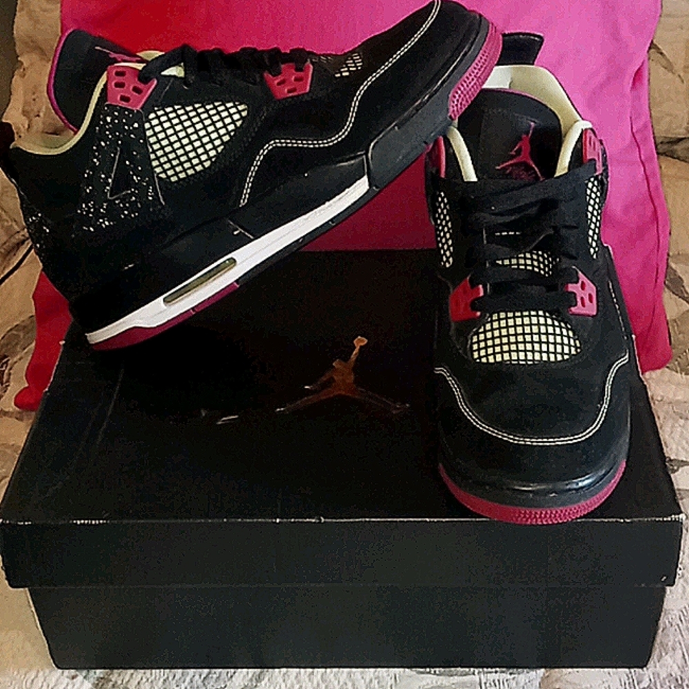 Jordan 12 Retro Black Rush Pink (GS)Sz7Y